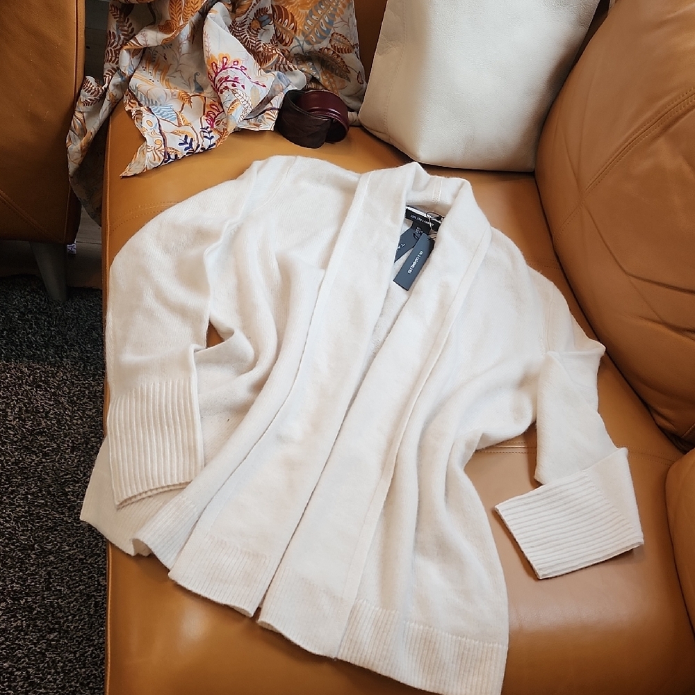 Elegant Cashmere White Women's Sweater